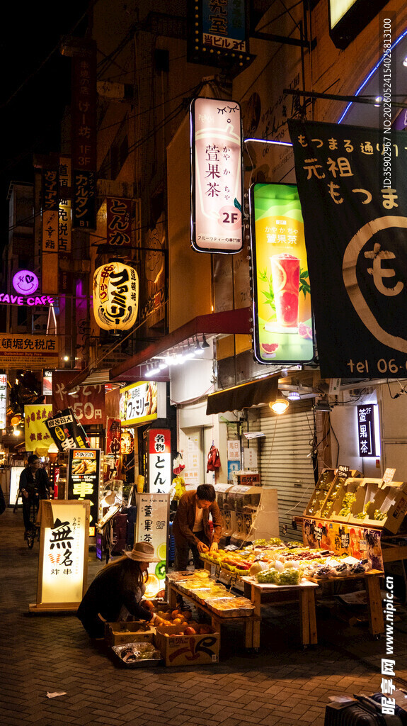 夜市摊位的热闹夜景