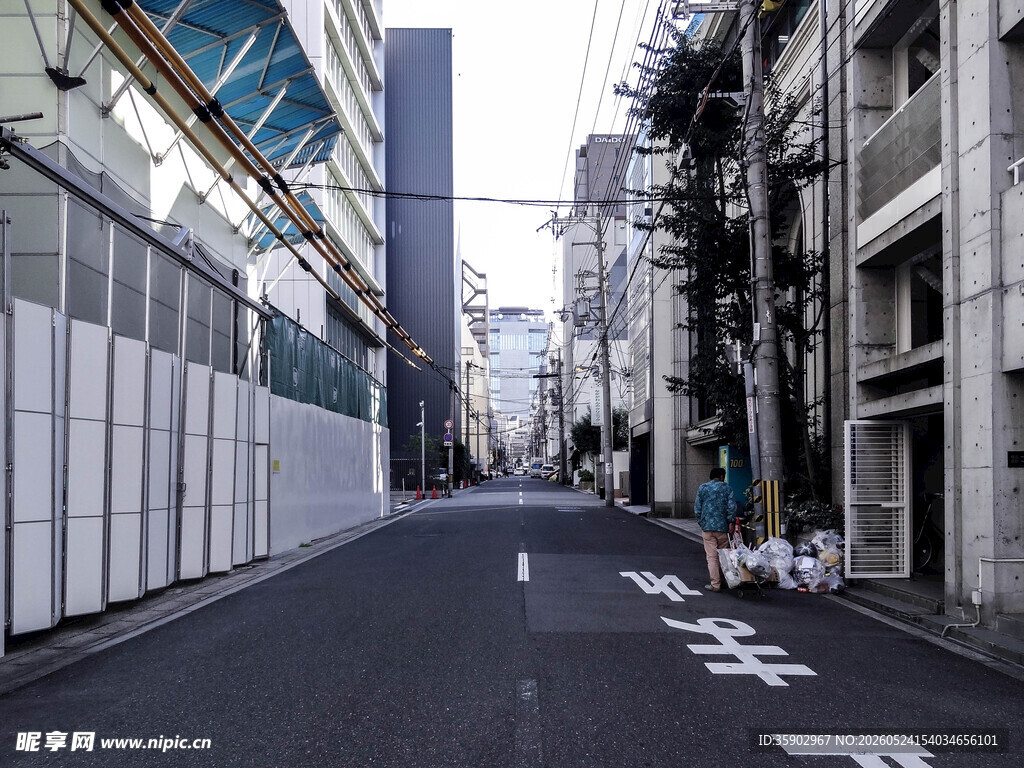 空旷城市街道景象