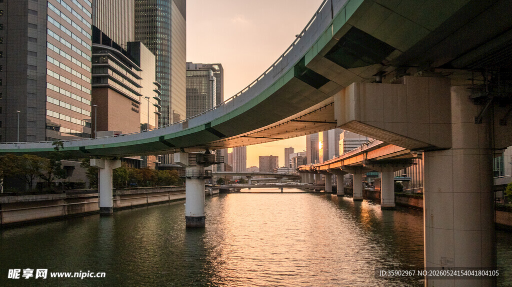 城市河畔高架桥景观