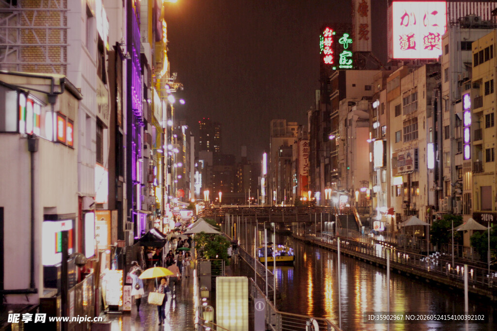 夜晚河畔城市迷人夜景