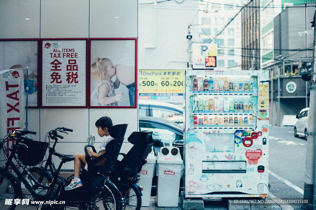 街头修车摊的日常景象