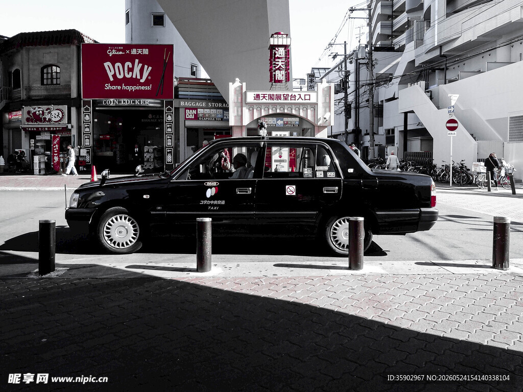 城市街头的复古出租车