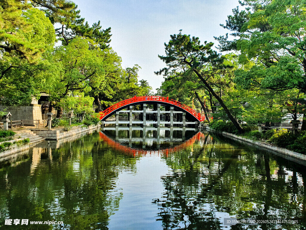 日式红桥映于静谧湖面