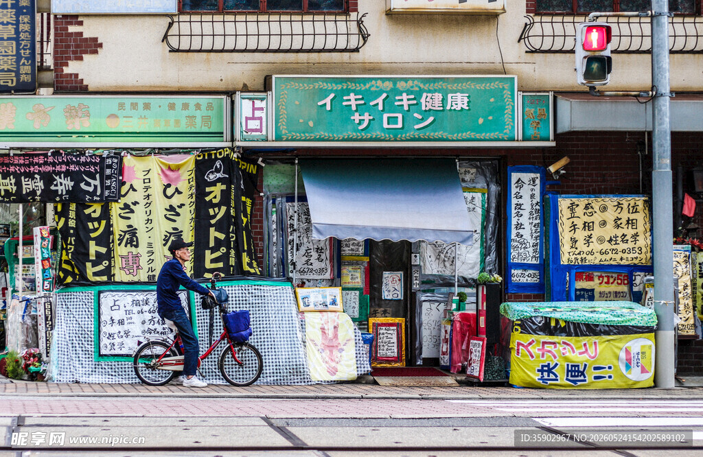 日本街头小店前的日常景象