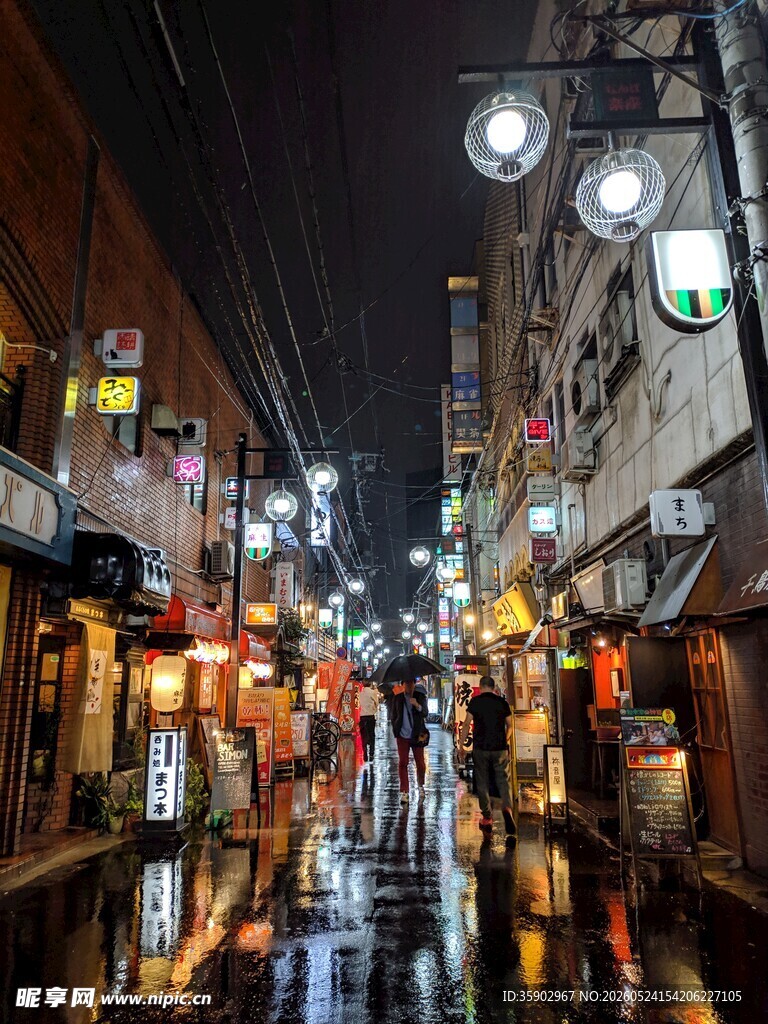 雨夜中的热闹日式街道