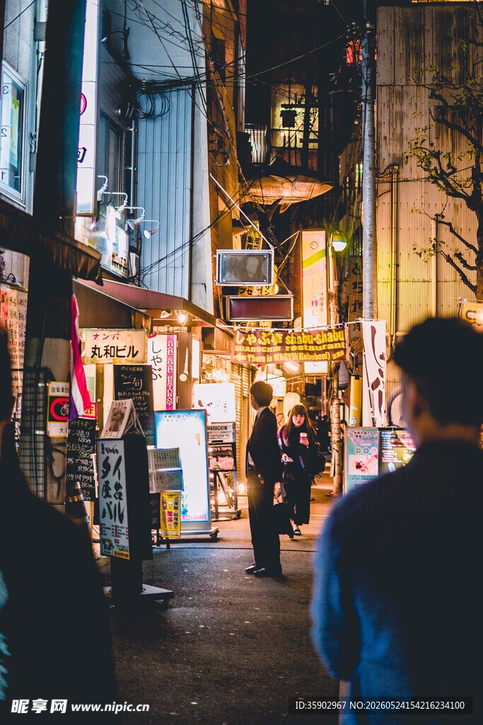 夜晚街头的行人与霓虹景象