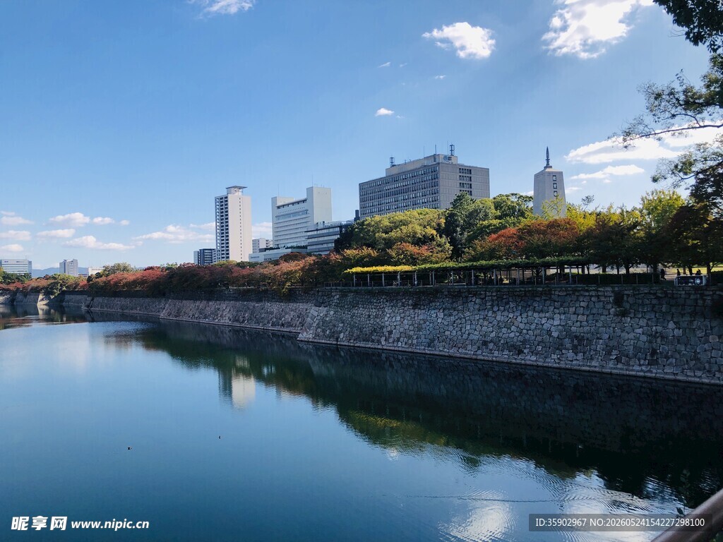 河畔城市风光宁静美好