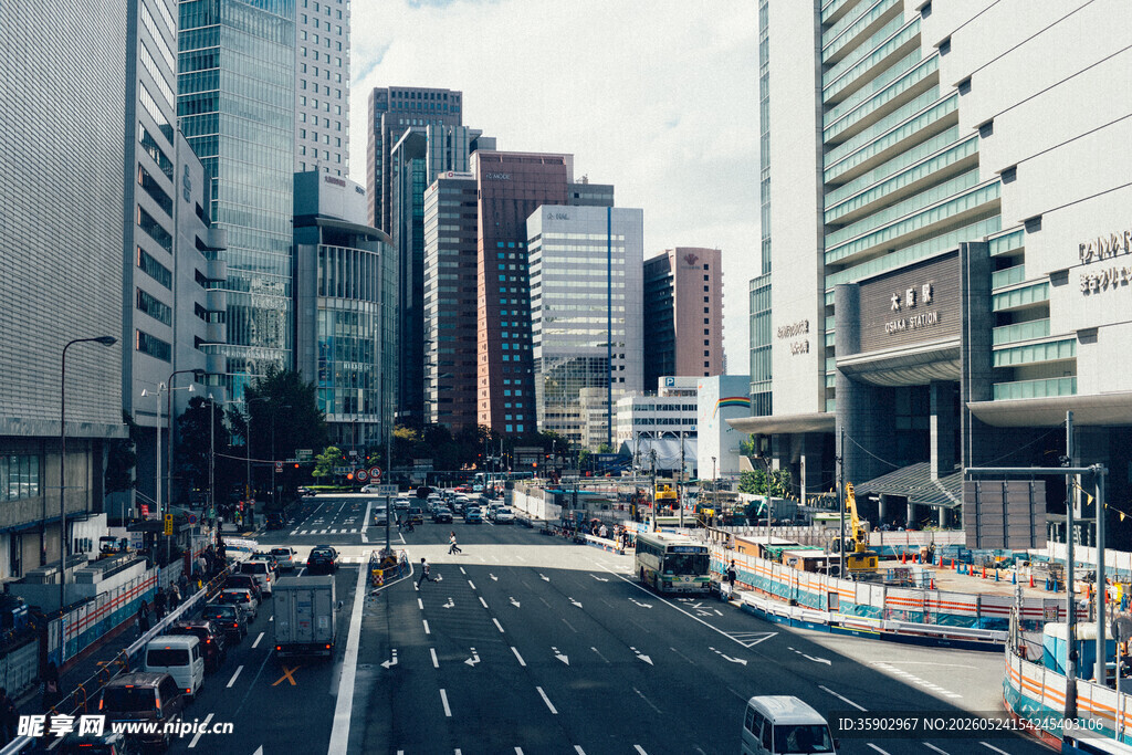 城市繁忙街道与高楼景观