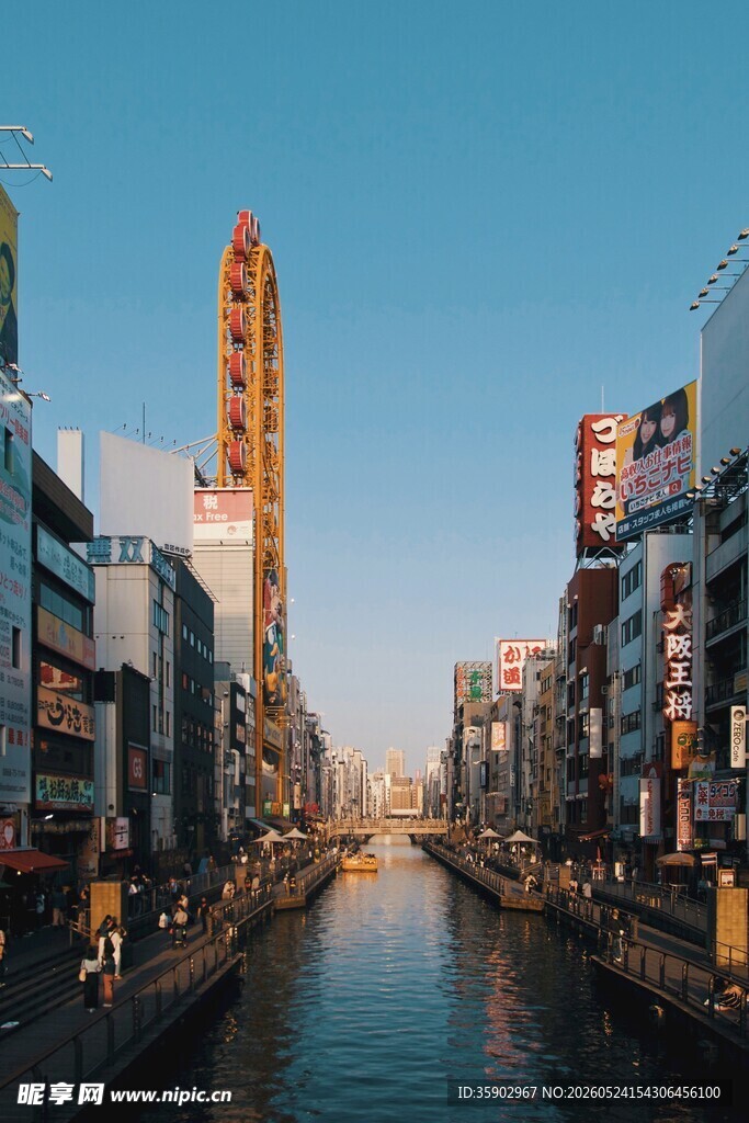 河畔都市风光