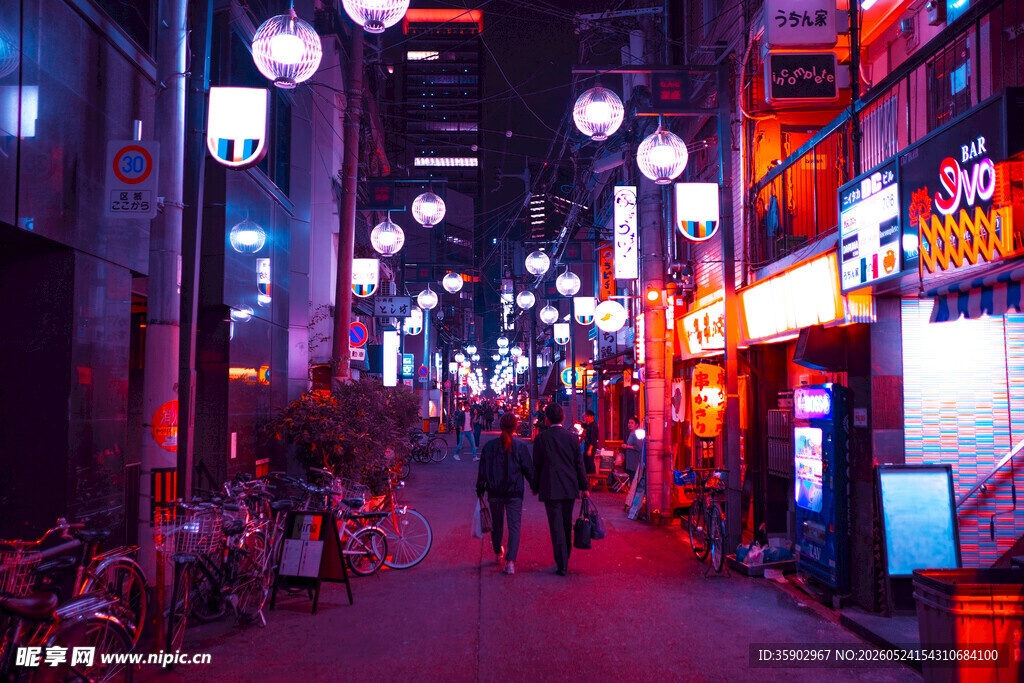 繁华夜巷中的热闹街景