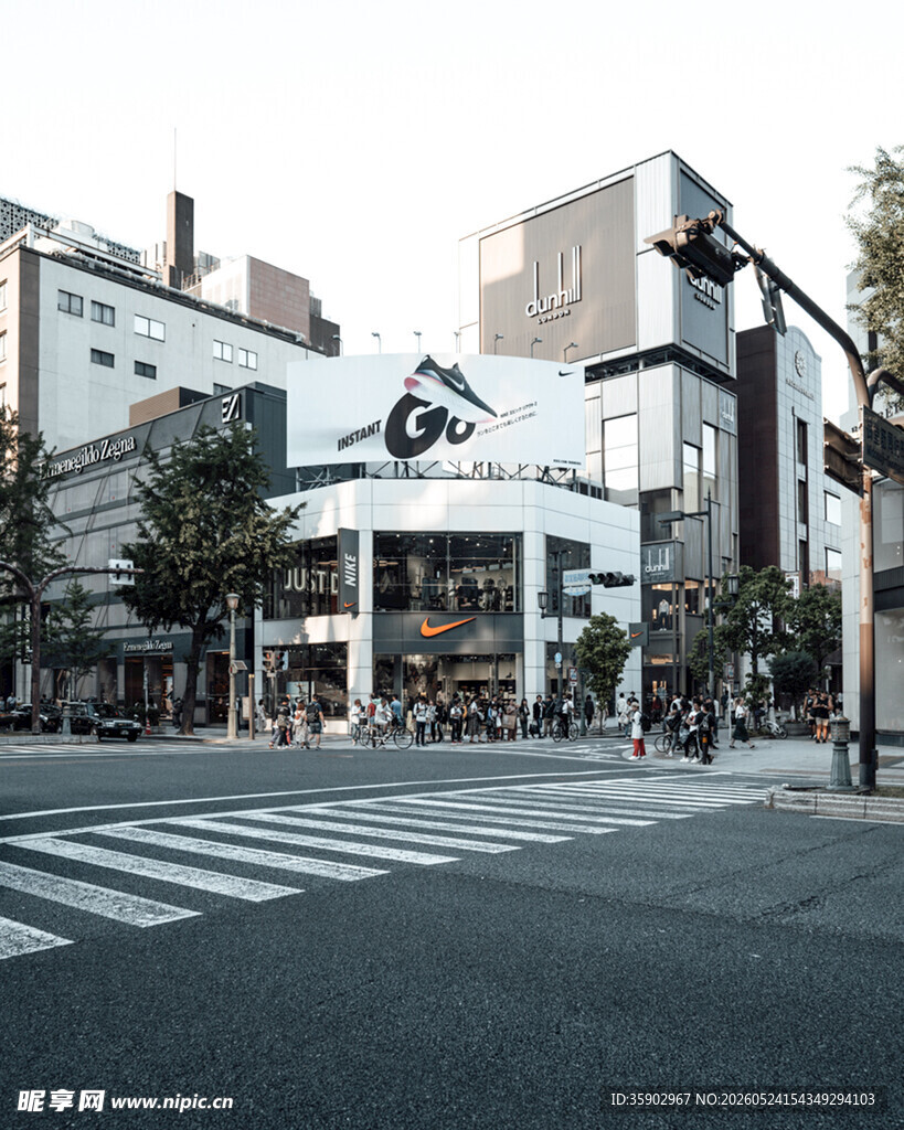 城市街角的现代建筑景观