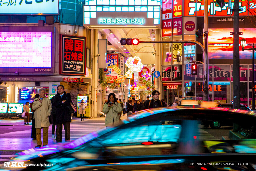 繁华都市街头夜景