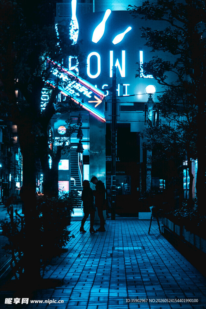 夜晚街头的霓虹招牌景象