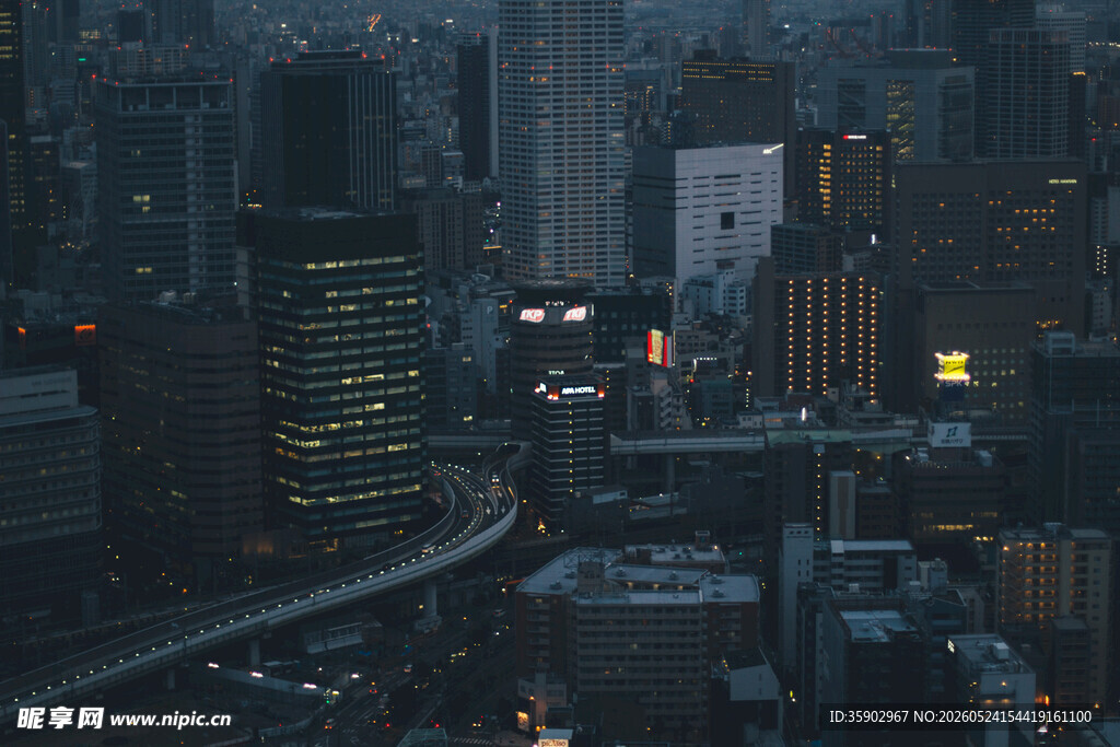 夜幕下的城市建筑景观