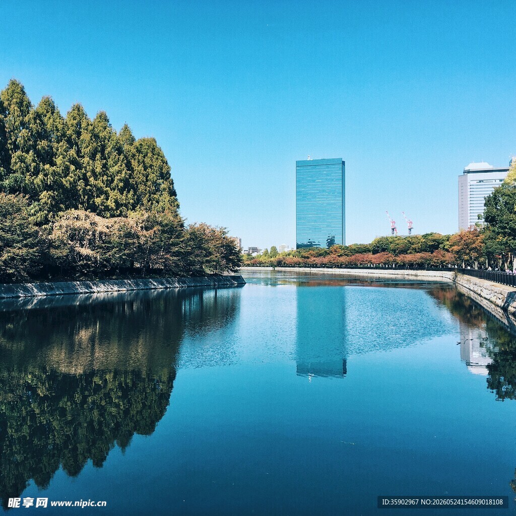 城市湖畔美景