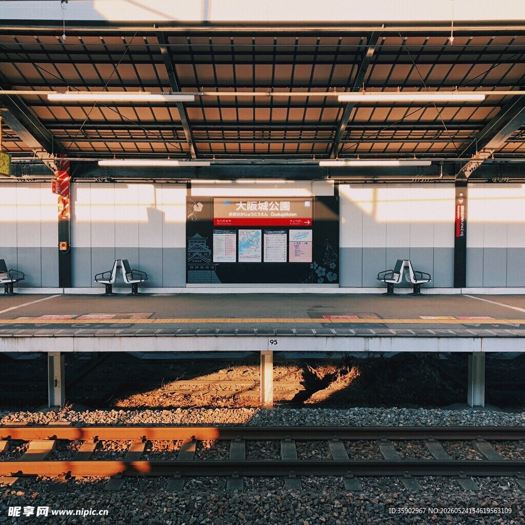 空旷火车站台铁轨延伸处