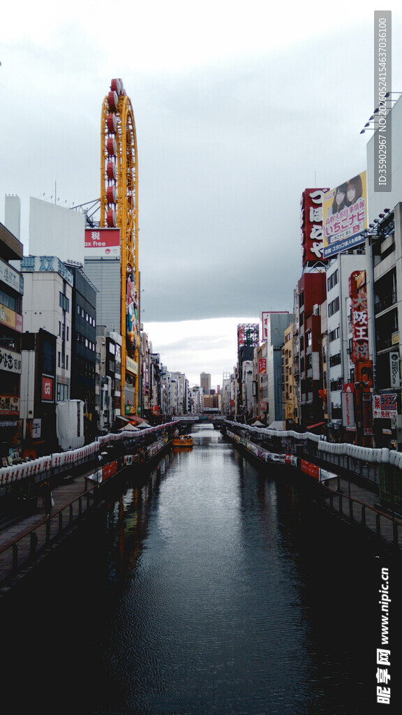 城市河道旁的多彩建筑