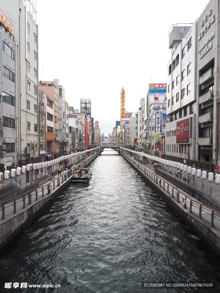 城市河道旁的林立建筑