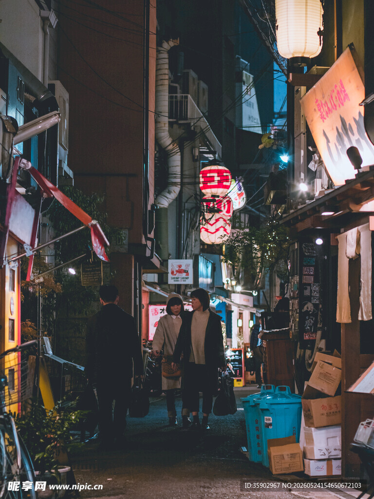 夜晚街头的日式小巷风情