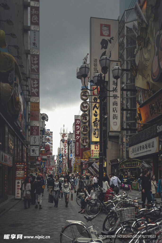 繁华都市街头的热闹景象