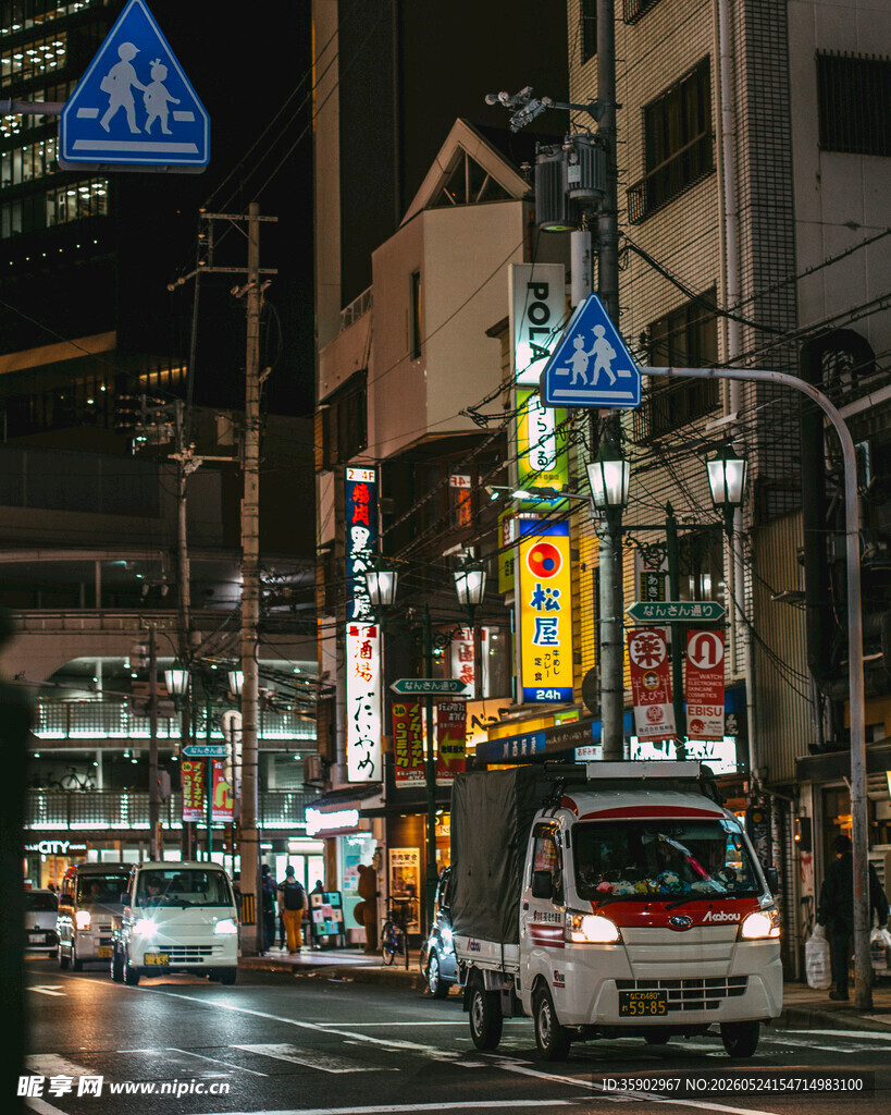 夜晚东京街头的繁忙景象
