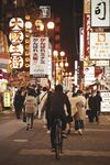 东京街头夜景下的骑行者