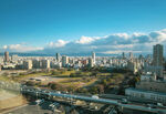 城市天际线与远处海景