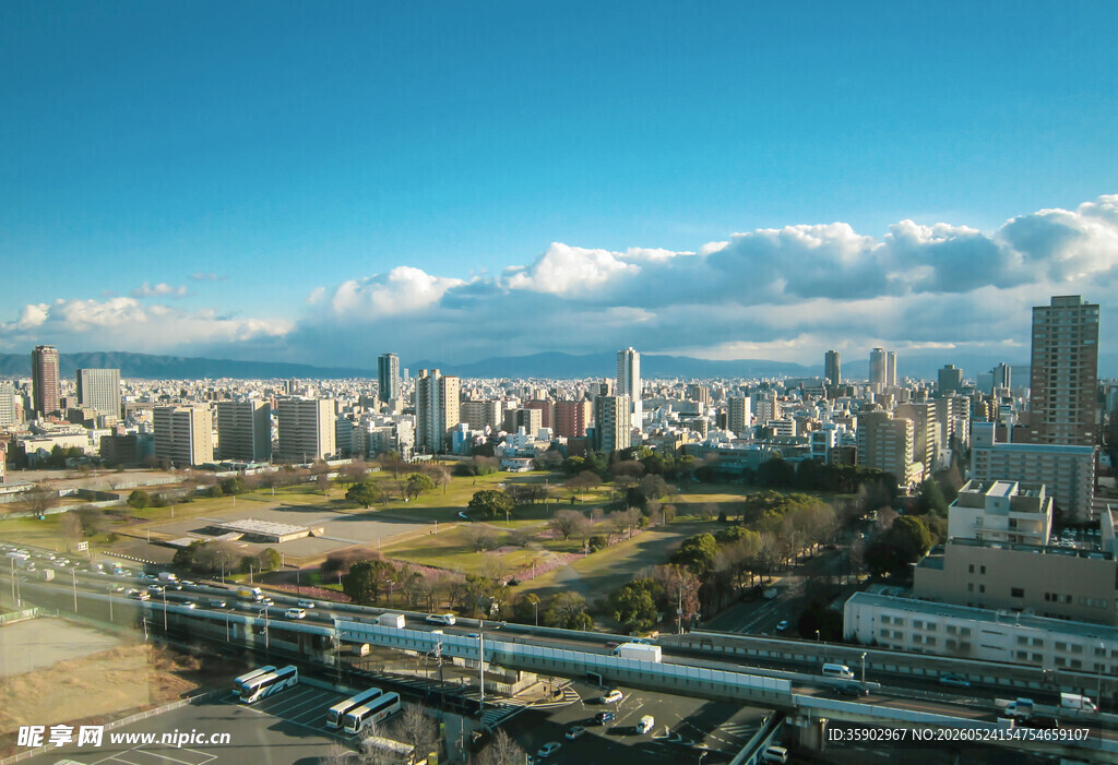 城市天际线与远处海景