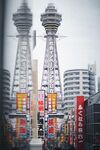 城市中高耸的双子塔建筑