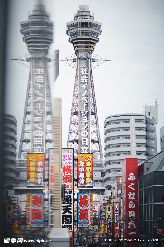 城市中高耸的双子塔建筑