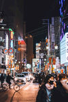 都市夜行人的繁华街头