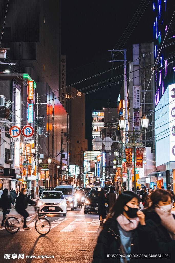 都市夜行人的繁华街头