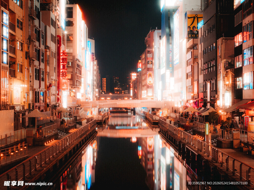 夜晚繁华城市河道街景
