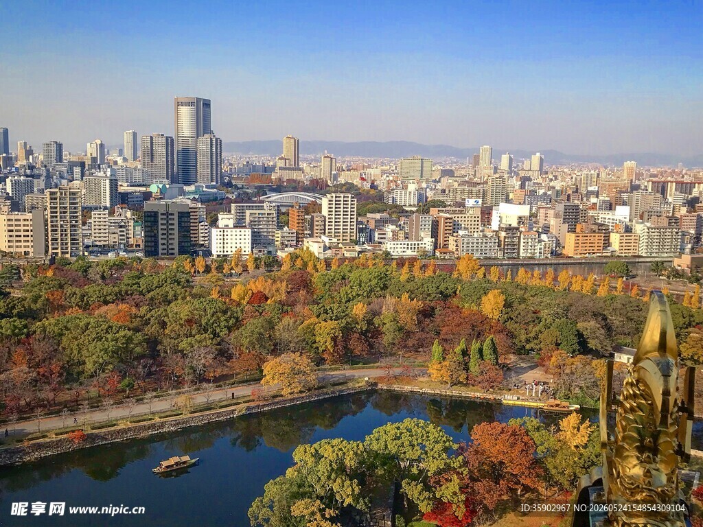 秋日河畔的繁华城市景观