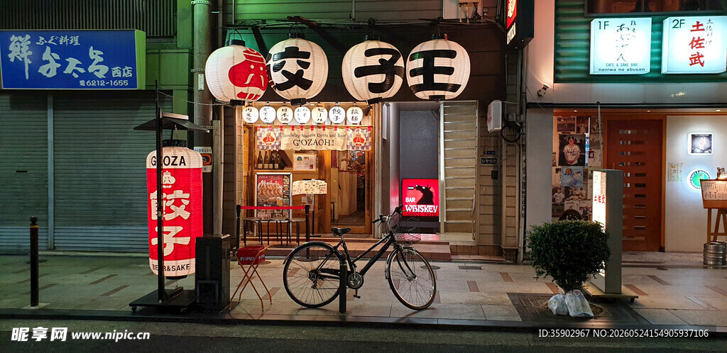 夜晚街头的霓虹小店景象