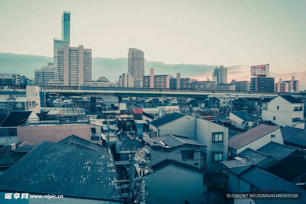 城市新旧建筑对比景观
