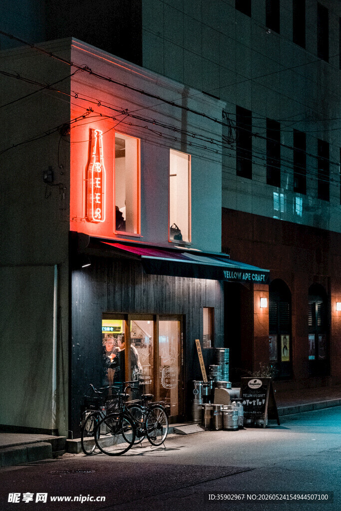 夜晚街边亮灯的特色店铺