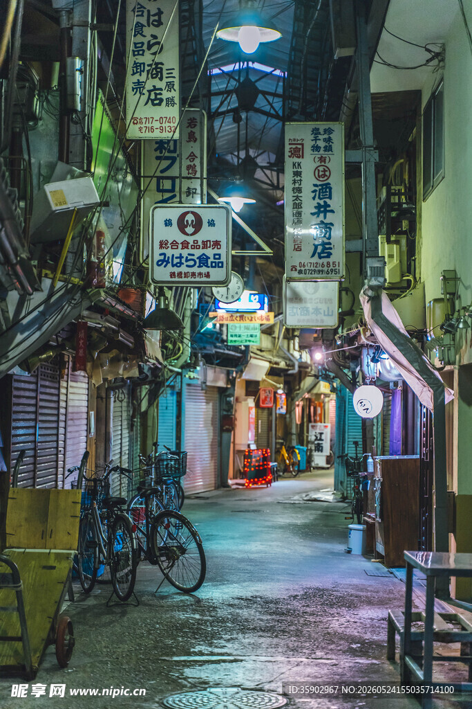 霓虹闪烁的日式小巷夜景