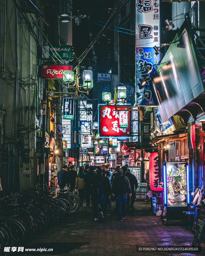 繁华都市夜巷的绚烂景象