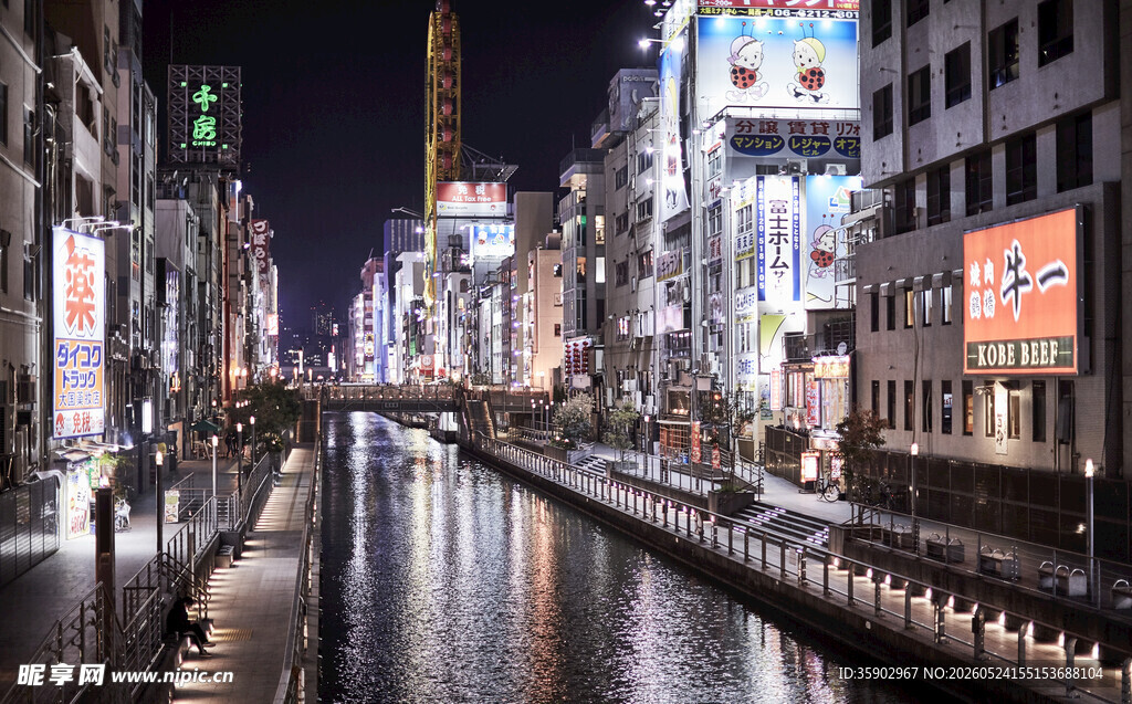 夜晚璀璨的城市河畔街景