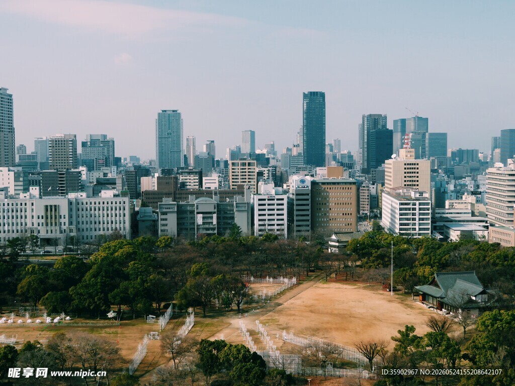 城市景观中的空地与高楼