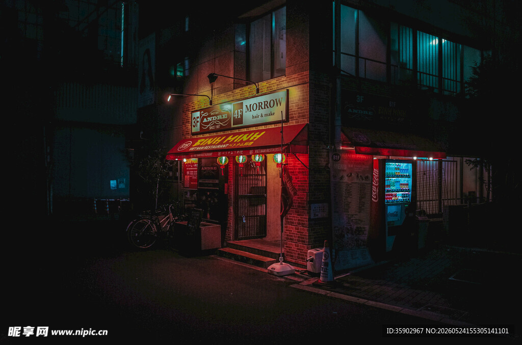 夜晚街边亮灯的特色小店