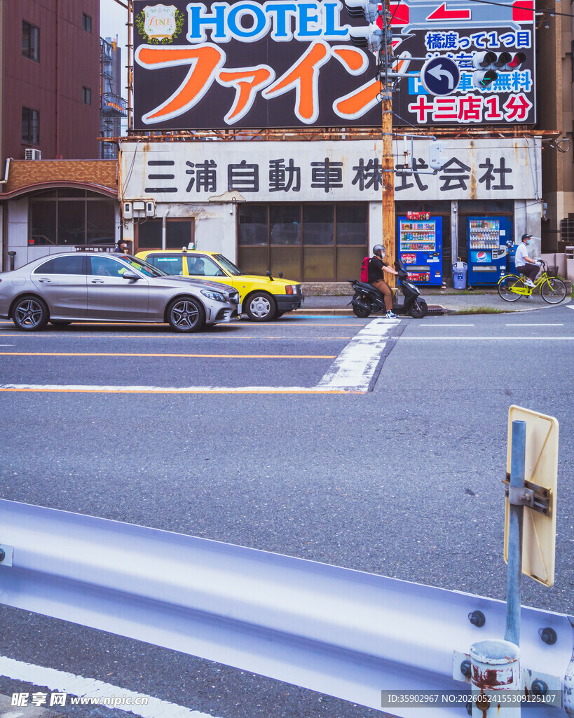 日本街头的多彩店铺与车辆