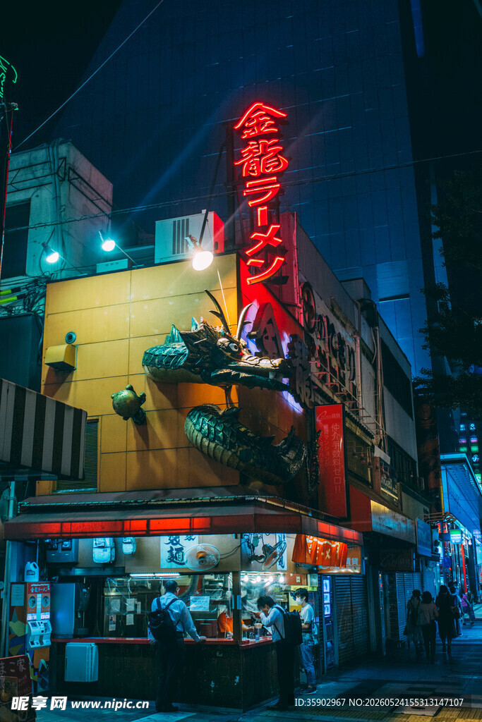 霓虹闪烁的街头美食小店
