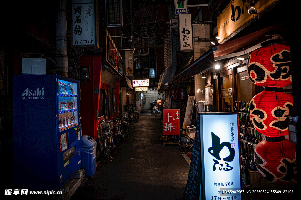 日本街头的夜间店铺景象