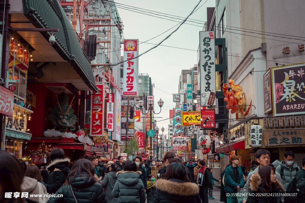 繁华日本街头热闹景象