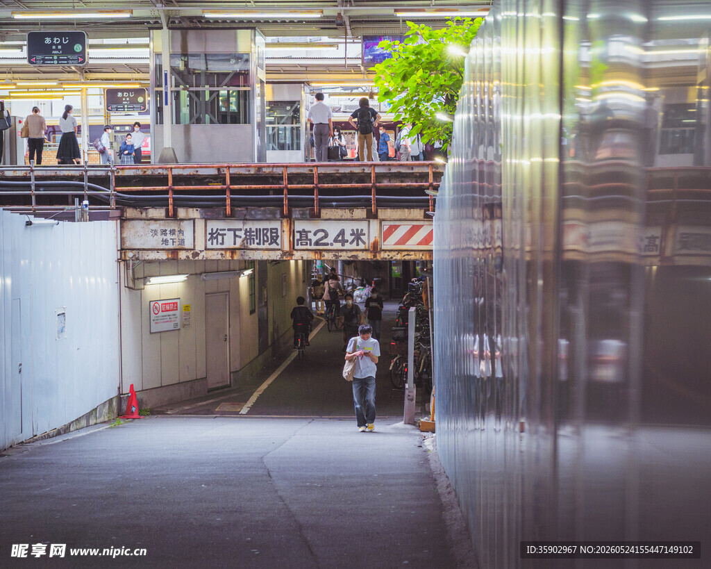 城市地下通道行人景象