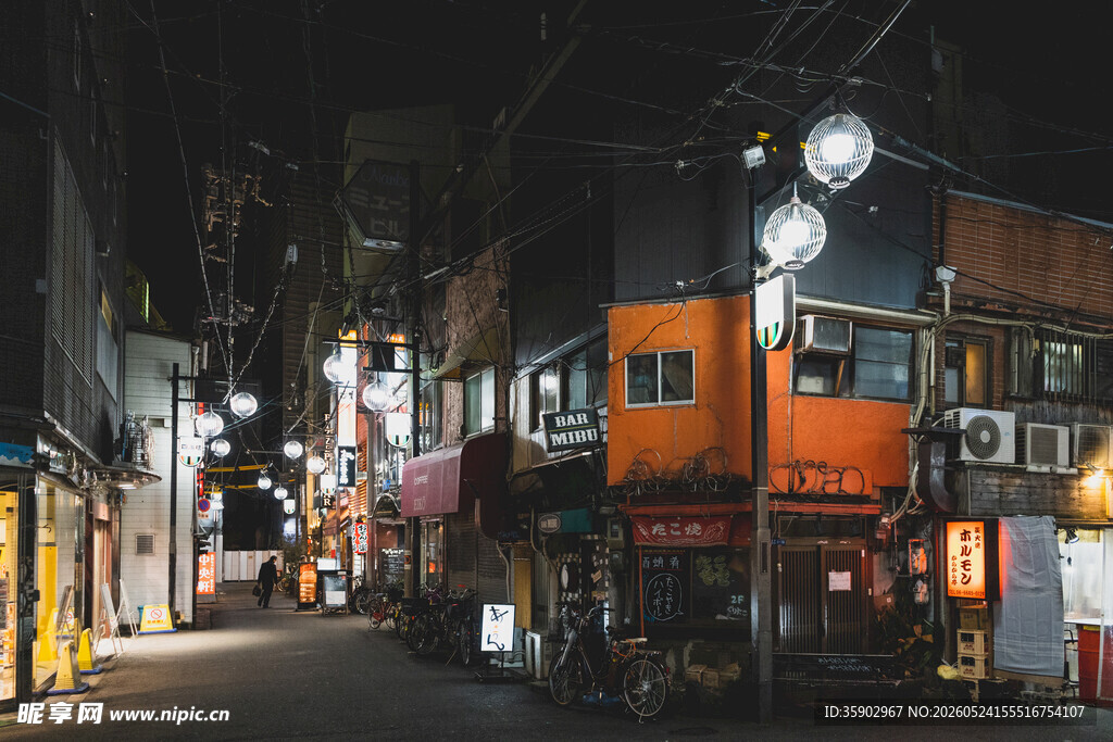 夜晚霓虹闪烁的城市小巷