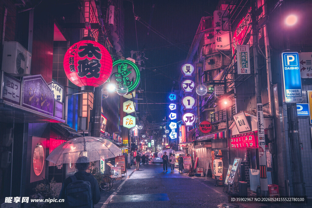 繁华霓虹下的日式街道