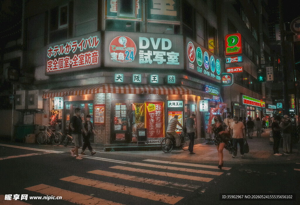 繁华都市中的DVD店夜景